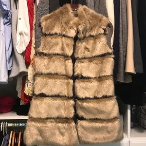 Gorgeous Via spiga faux fur vest leather trims 🖤
